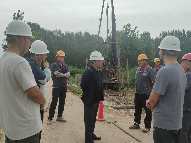 總經(jīng)理來(lái)光一行深入勘測(cè)現(xiàn)場(chǎng)檢查安全生產(chǎn)工作
